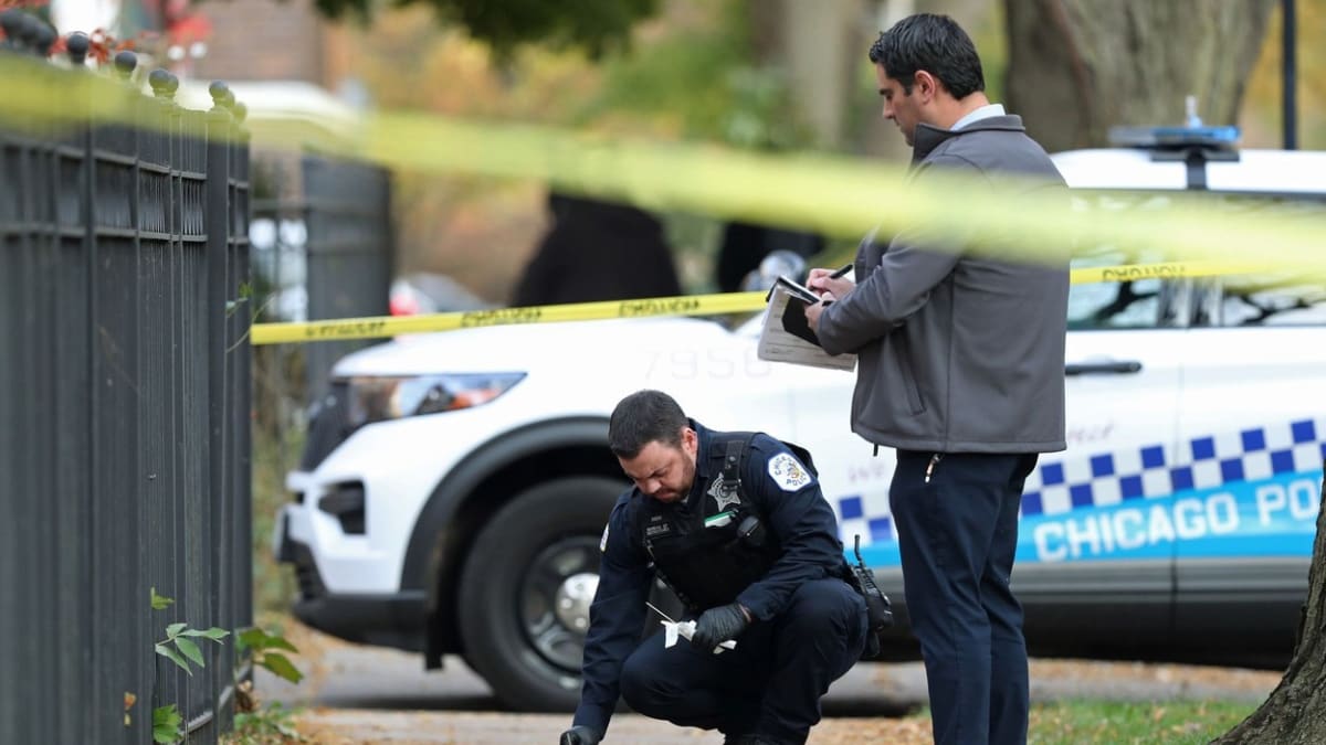 Chicagský policista zajišťuje důkazy na místě listopadové vraždy poblíž Hyde Parku