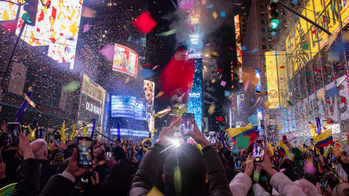 Lidé slaví příchod Nového roku na křižovatce Times Square v americkém New Yorku.