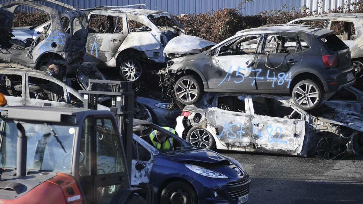 Zaměstnanci štrasburské radnice shromažďují auta, která shořela během oslav příchodu nového roku