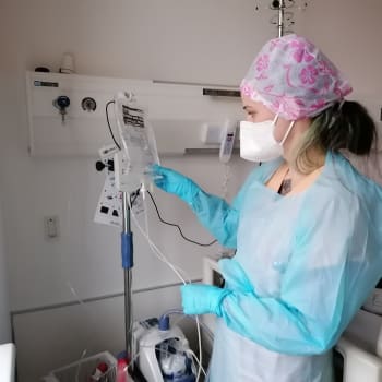 Alena Krajíčková z covidového oddělení Nemocnice AGEL v Novém Jičíně. U kyslíkového přístroje AIRVO 2 Nasal High Flow, na který je tady na plicním oddělení napojena většina pacientů.