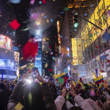 Lidé slaví příchod Nového roku na slavném Times Square v americkém New Yorku.