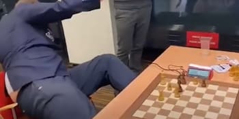 Šachista udělal chybu, prohrál, neudržel emoce a spadl ze židle. Video je hitem internetu