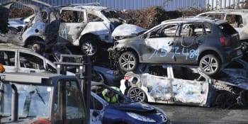 Divoké silvestrovské oslavy: Stovky hořících aut ve Francii i sexuální orgie ve Španělsku
