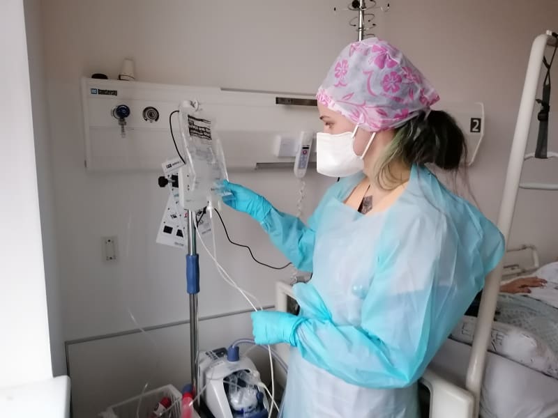 Alena Krajíčková z covidového oddělení Nemocnice AGEL v Novém Jičíně. U kyslíkového přístroje AIRVO 2 Nasal High Flow, na který je tady na plicním oddělení napojena většina pacientů.