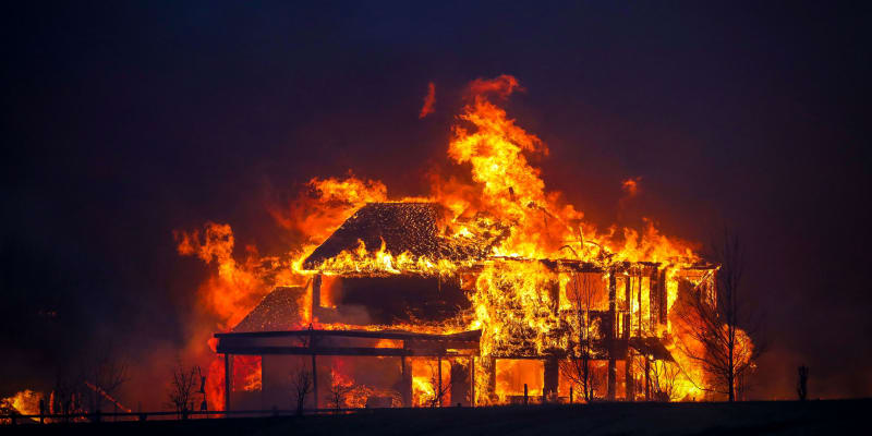 Požár v Coloradu pohltil nejméně 500 domů.