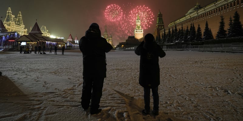 Takto vítali Rusové příchod Nového roku v Moskvě.