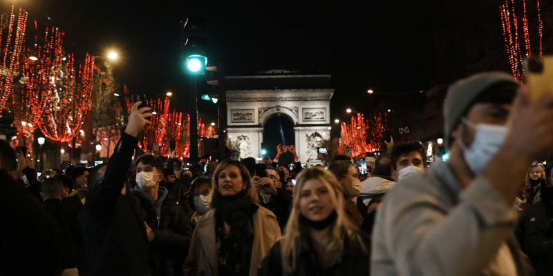 Silvestra vítali Francouzi přímo na pařížské Champs-Élysées.