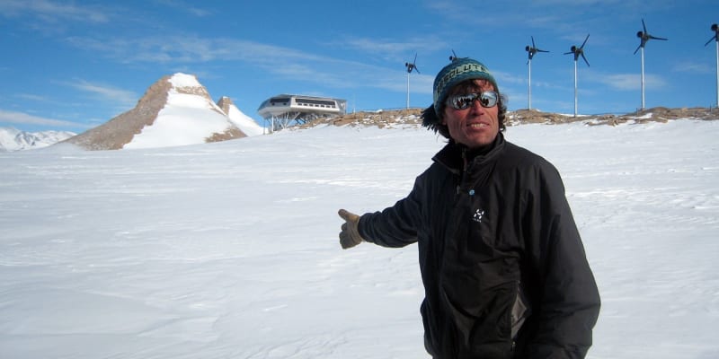 Belgický polárník Alain Hubert u výzkumné stanice princezny Alžběty na Antarktidě