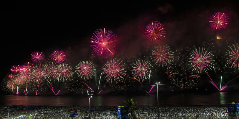 Oslavy v brazilském Rio de Janeiru. Lidé vítali Nový rok přímo na pláži Copacabana.