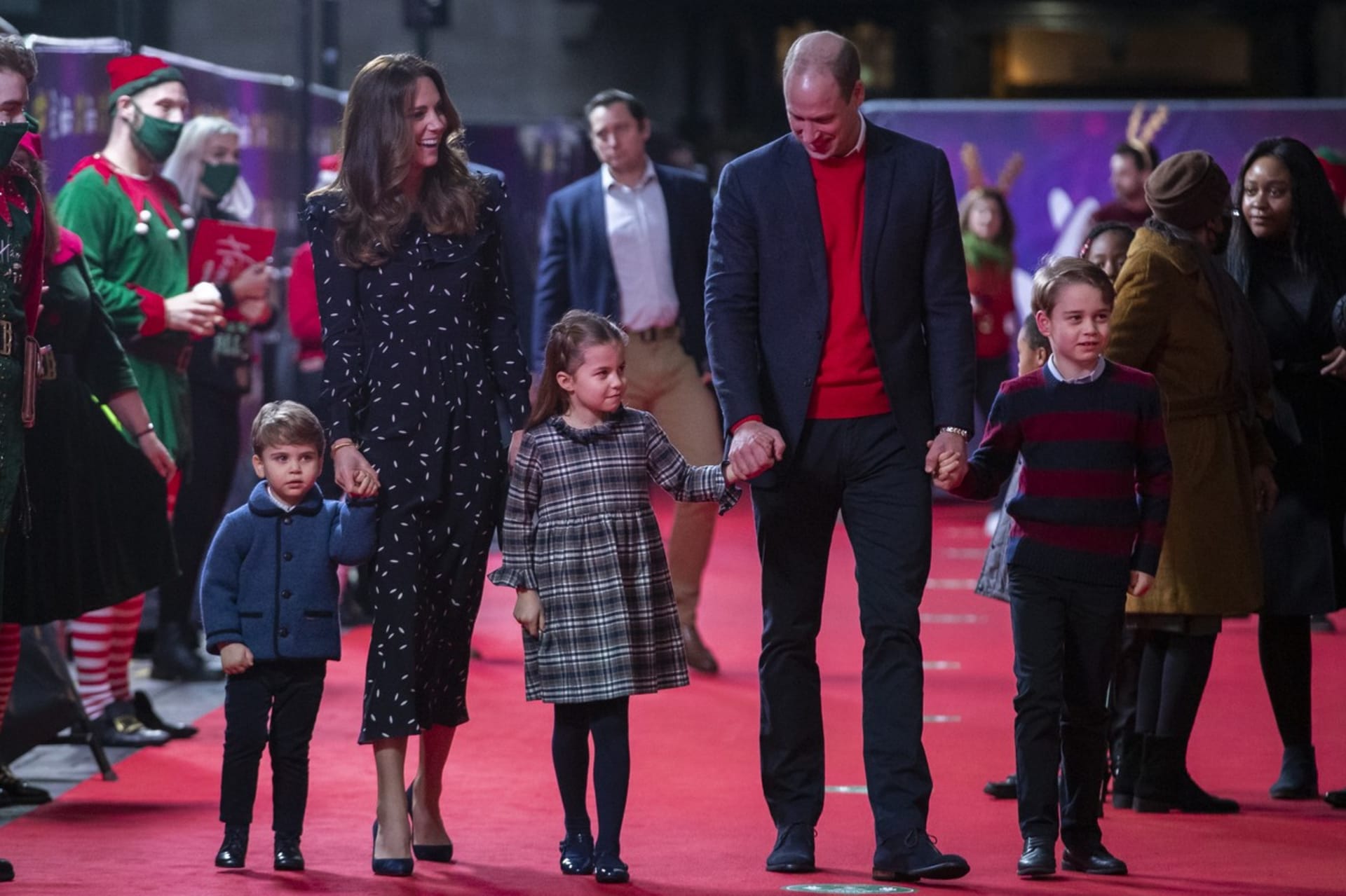 Kate Middletonová a princ William se o své tři potomky starají převážně sami. S péčí jim pomáhá chůva.