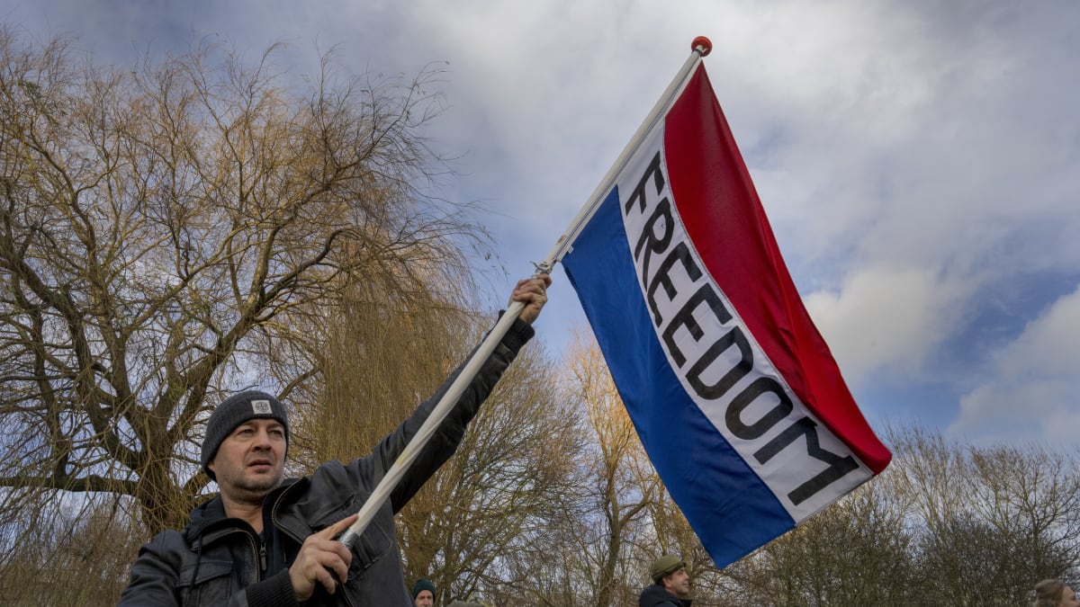 V Nizozemsku se kvůli vládním opatřením hojně protestovalo.