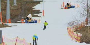 Obleva komplikuje provoz českých skiareálů. Kde se ještě lyžuje a kde už zavřeli?