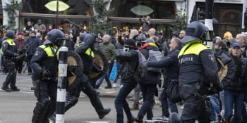 Bitky s policisty i pokousaní demonstranti. V Amsterdamu probíhají bouřlivé protesty