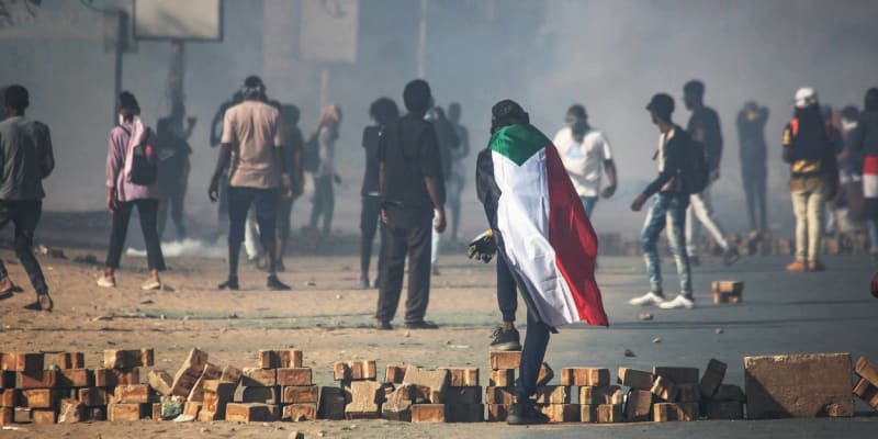 Tisíce Súdánců v neděli opět vyšly do ulic Chartúmu protestovat proti vojenské vládě. 