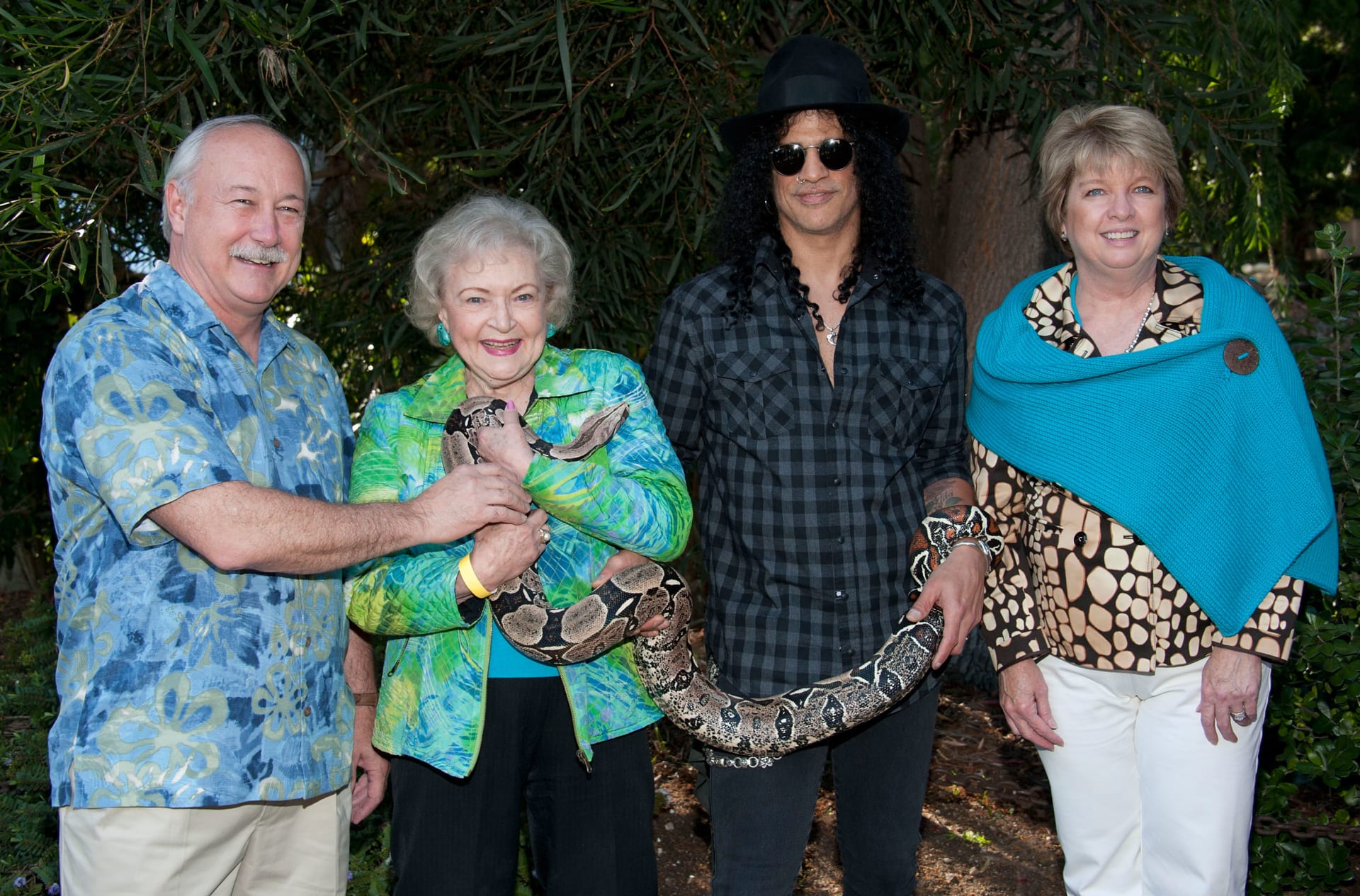 Ředitel Los Angeles Zoo John Lewis, Betty White, muzikent Slash a prezidentka Greater Los Angeles Zoo Association Connie Morgan, pózují s Jacobem, hroznýšem královským