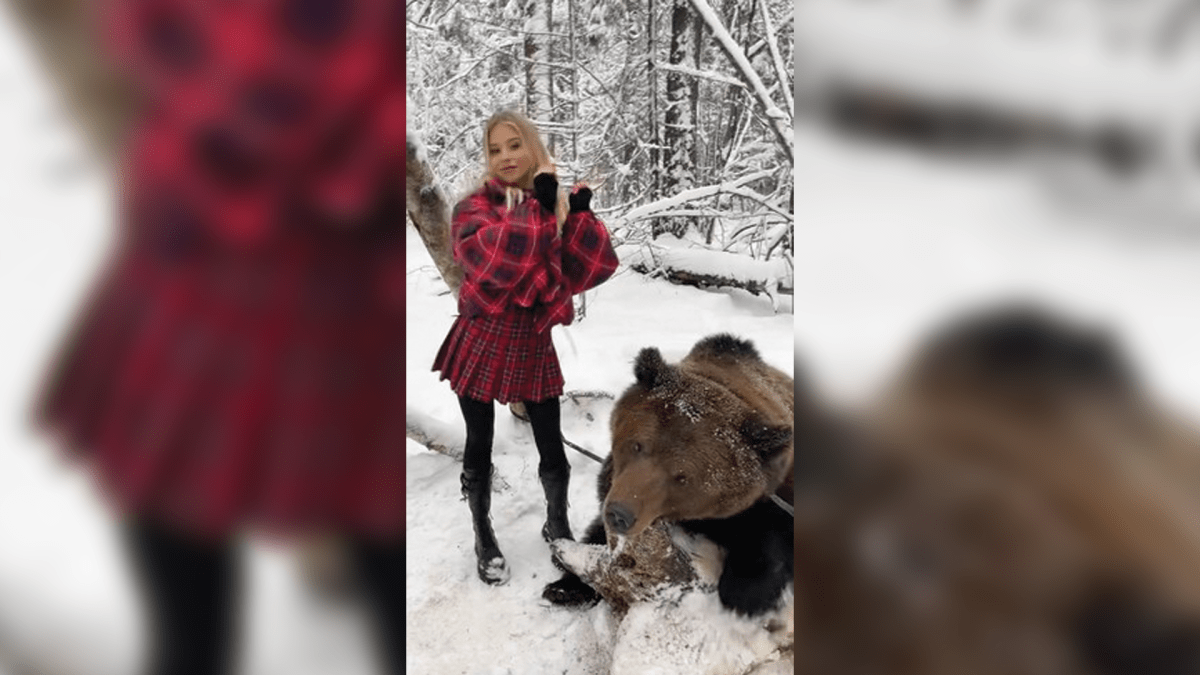 Ruska tančící s medvědem.