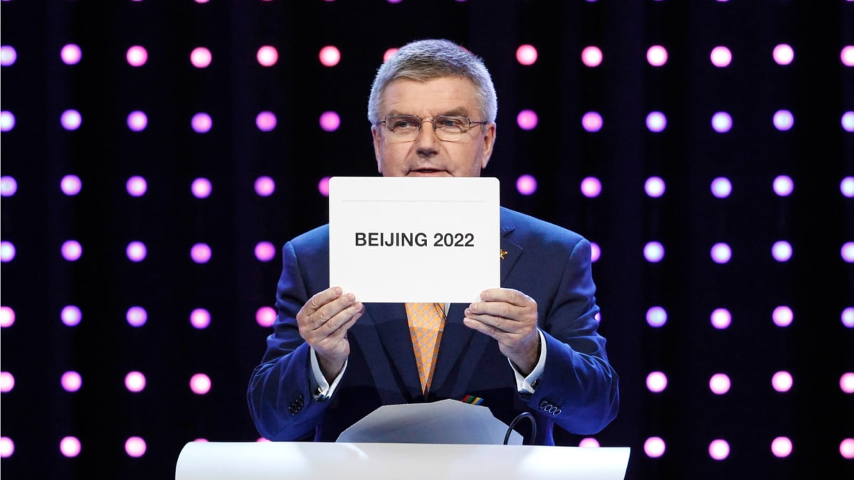 Předseda Mezinárodního olympijského výboru Thomas Bach představuje vítěze hlasování o pořádání ZOH 2022. Stal se jím čínský Peking. (Foto z roku 2015)