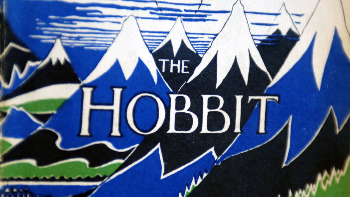 Takhle vypadalo ve 30. letech první vydání Tolkienovy knihy Hobit.