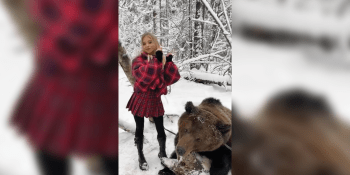 Ruská modelka na videích tančí s medvědem. Je to týrání, zlobí se lidé