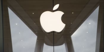 Exzaměstnance firmy Apple obvinili z podvodu. Kradl součástky a uplácel, hrozí mu vězení