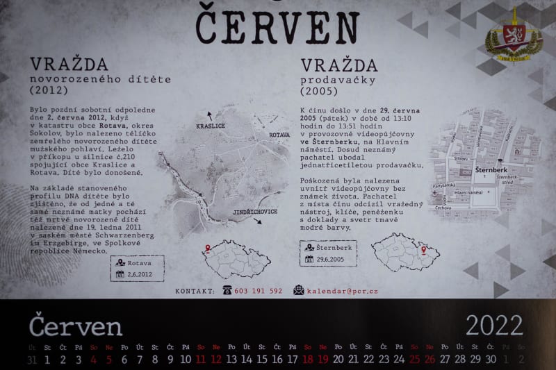 Úřad služby kriminální policie a vyšetřování ve spolupráci s Vězeňskou službou ČR vytvořil unikátní kalendáře. Obsahují 24 nevyřešených případů, dívat se na ně budou vězni.