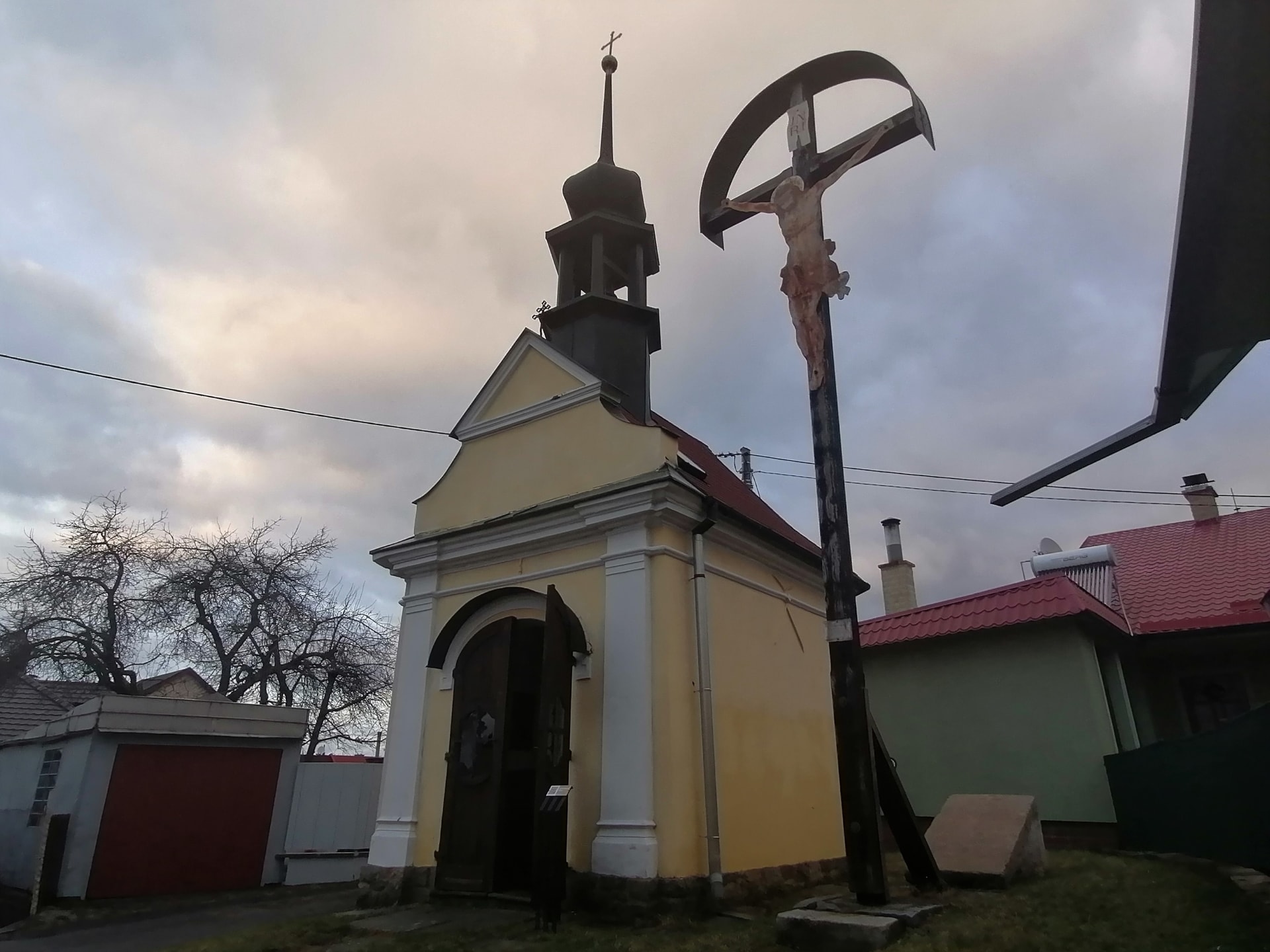 Morová kaple nad Novým Jičínem v ulici Na Hliníkách. Místo modliteb za odvrácení covidu