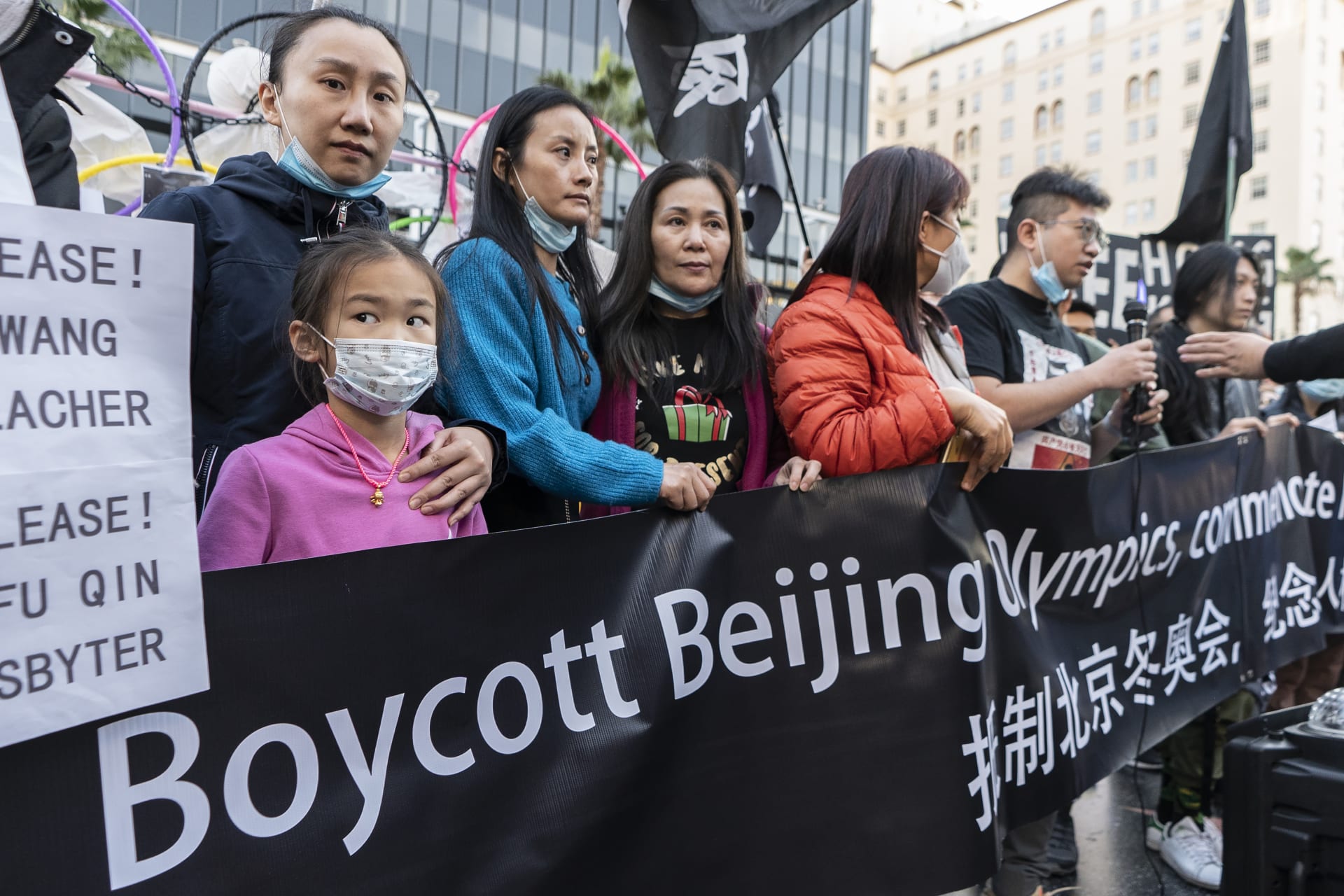 Podporovatelé ujgurské menšiny protestují proti Zimním olympijským hrám 2022 v Pekingu před čínským divadlem v americkém městě Los Angeles.