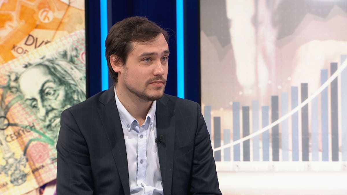 Ekonom Dominik Stroukal byl hostem pořadu Nový den.