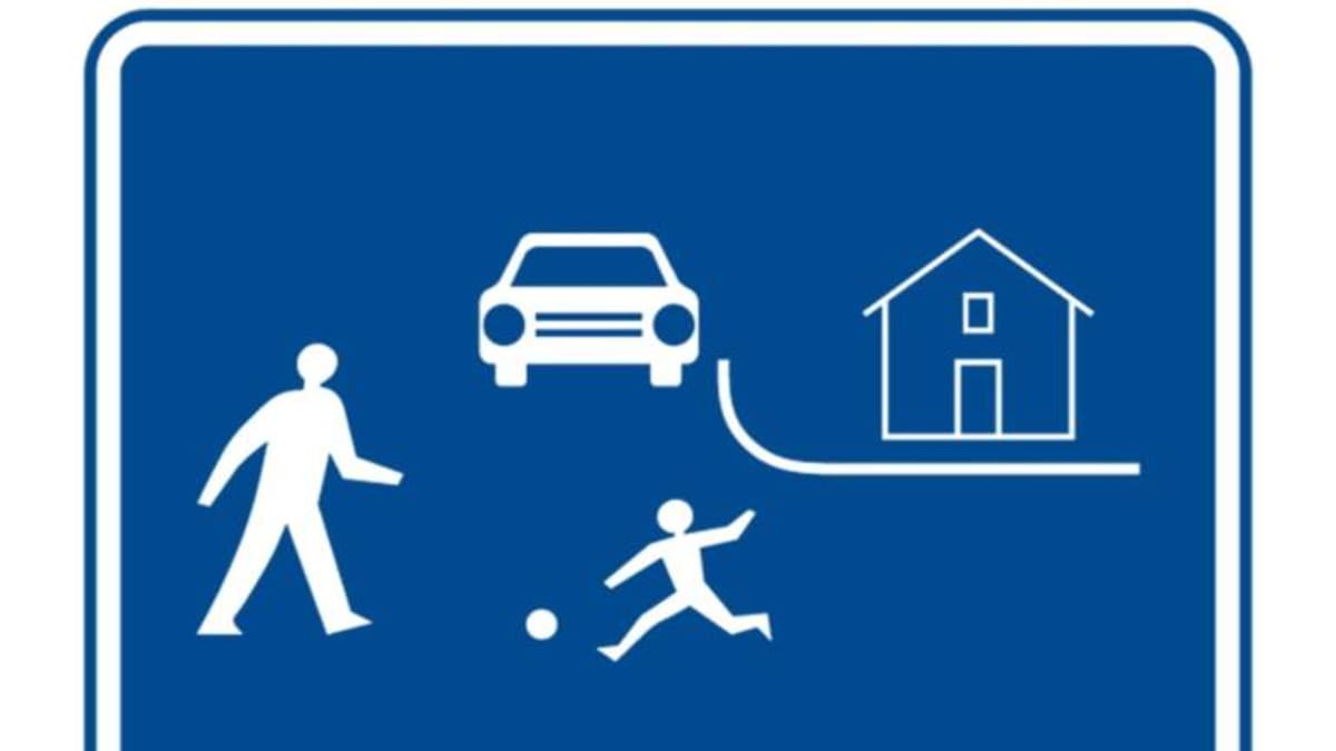 Podle zákona o silničním provozu musí dát ten, kdo vyjíždí z obytné zóny nebo jiného prostoru mimo silnici, přednost všem vozidlům jedoucím po silnici.