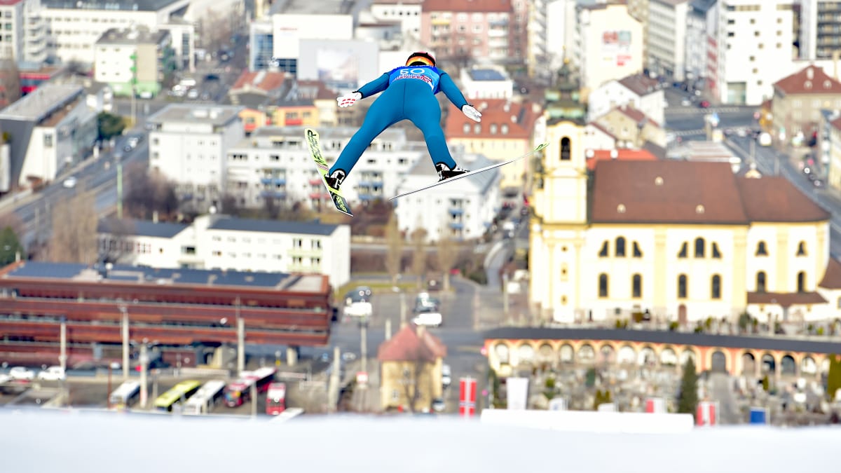 Rakouský skokan na lyžích Philipp Aschenwald se snáší nad rakouským Innsbruckem při Turné čtyř můstků.
