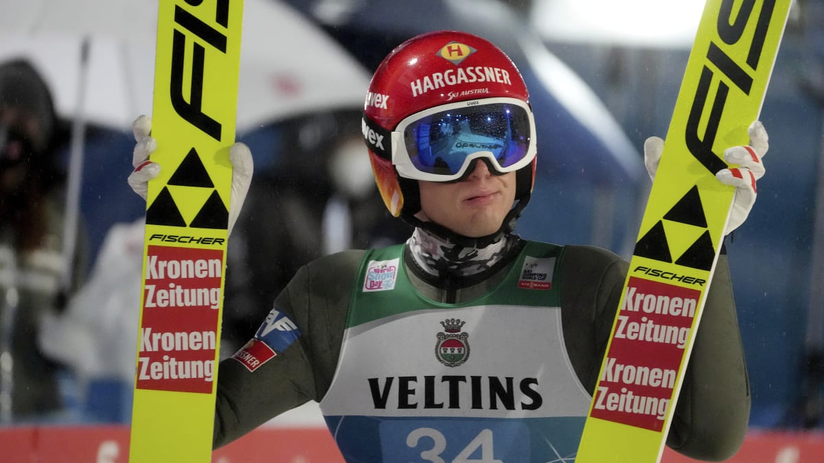 Rakouský skokan na lyžích Philipp Aschenwald čeká na výsledek v úvodním závodě 70. ročníku Turné čtyř můstku v německém Oberstdorfu.