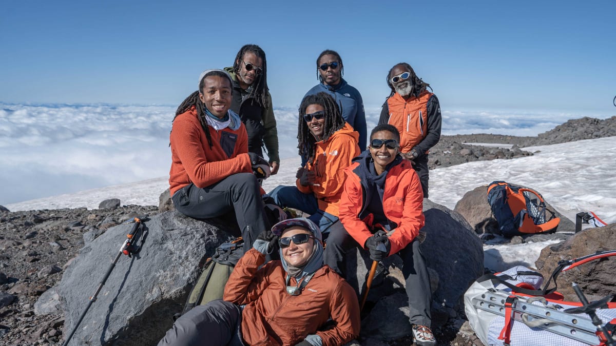 Na Mount Everest se chystá skupinka černošských horolezců.