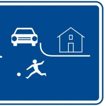 Podle zákona o silničním provozu musí dát ten, kdo vyjíždí z obytné zóny nebo jiného prostoru mimo silnici, přednost všem vozidlům jedoucím po silnici.