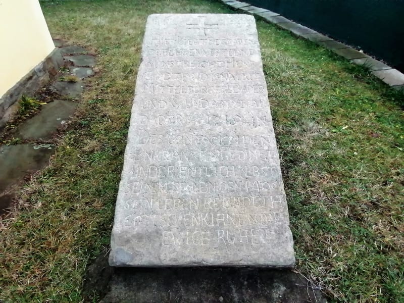 Náhrobní deska zemřelého ranhojiče G. Ignáce Mittela. Mor ho zabil 14. října 1715, měsíc po vypuknutí epidemie.