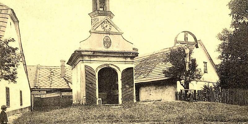 Morová kaple v Novém Jičíně na historické pohlednici