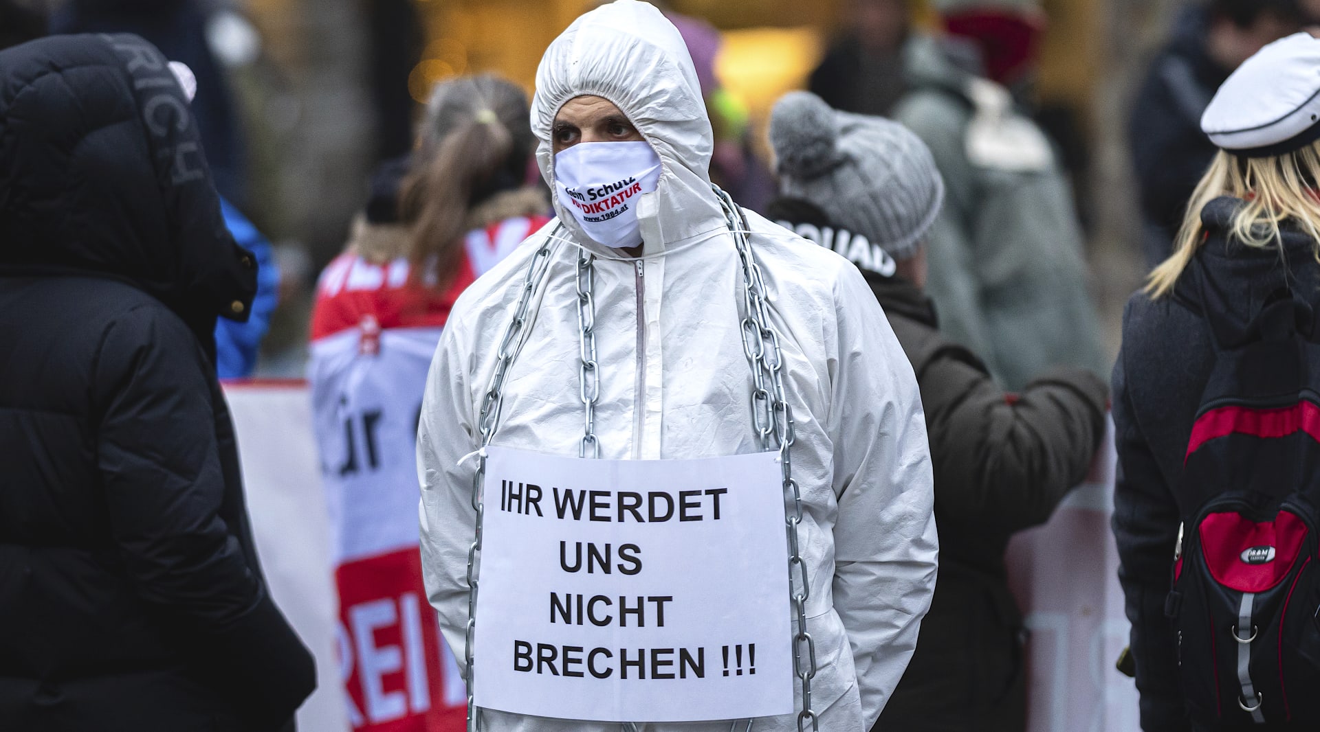 „Nás nezlomíte“ stojí na ceduli, kterou nese při demonstracích ve Vídni protestující proti povinnému očkování proti COVID-19. 