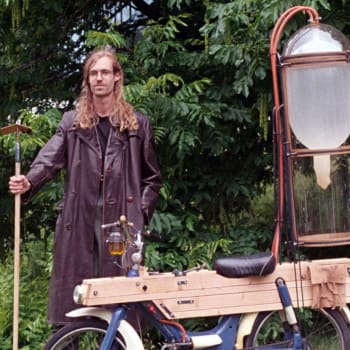 Holanďan Gijs Schalx se svým výtvorem, který jezdí na výpary obstarané ručně majitelem.