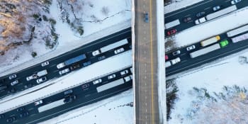 V USA zuřila sněhová bouře. Řidiči na desítky hodin uvízli v koloně, živel zabil pět lidí