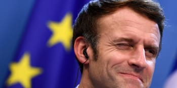 Macron čelí kritice. Při debatě o penzijní reformě si pod stolem raději sundal drahé hodinky