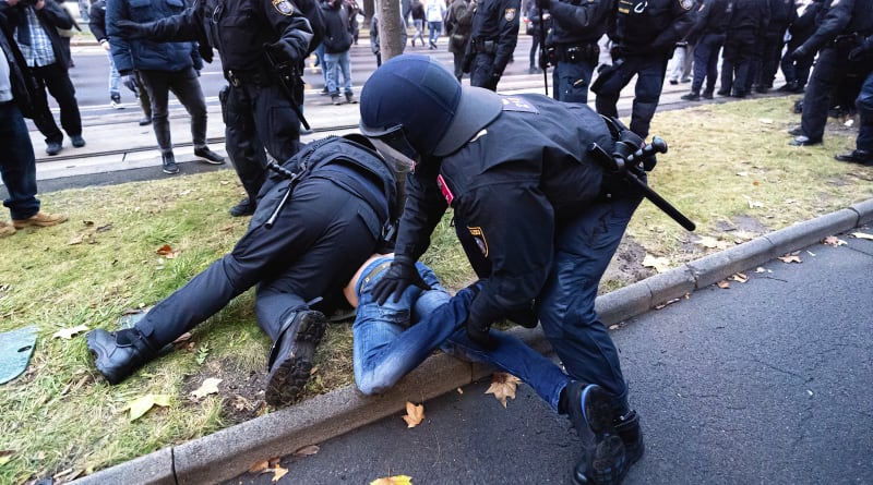 Rakouští policisté zatýkají při demonstraci ve Vídni protestující proti povinnému očkování proti koronaviru. 
