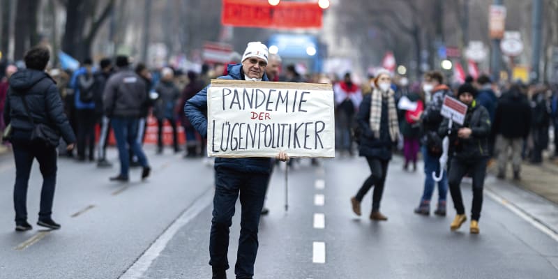 Muž protestuje v rakouském hlavním městě Vídni s nápisem „pandemie lživých politiků“ proti povinnému očkování proti koronaviru.