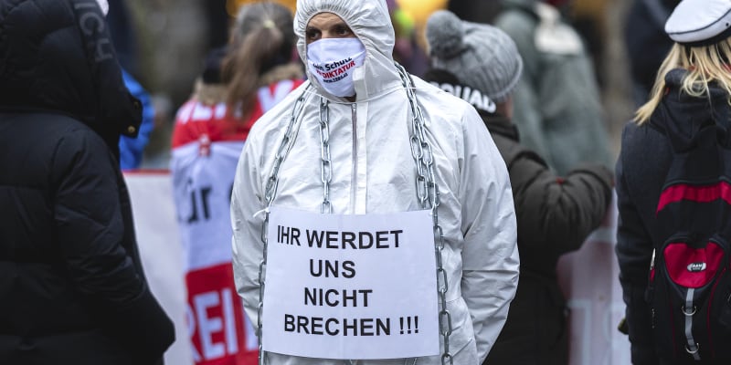 „Nás nezlomíte“ stojí na ceduli, kterou nese při demonstracích ve Vídni protestující proti povinnému očkování proti COVID-19. 