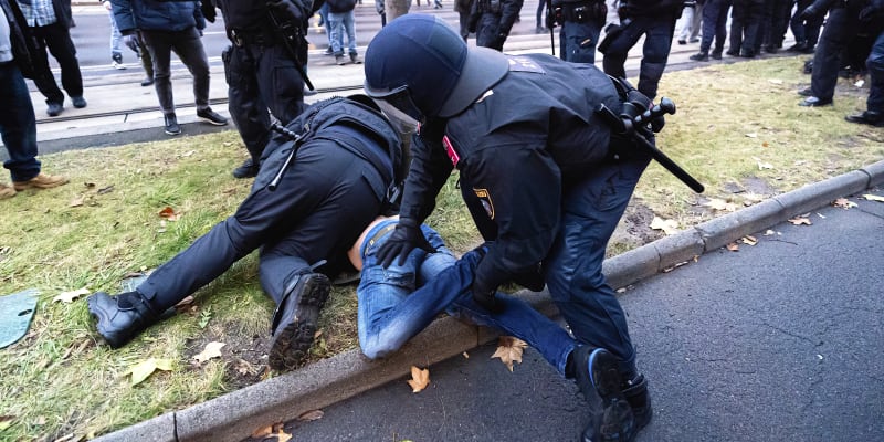 Rakouští policisté zatýkají při demonstraci ve Vídni protestující proti povinnému očkování proti koronaviru. 