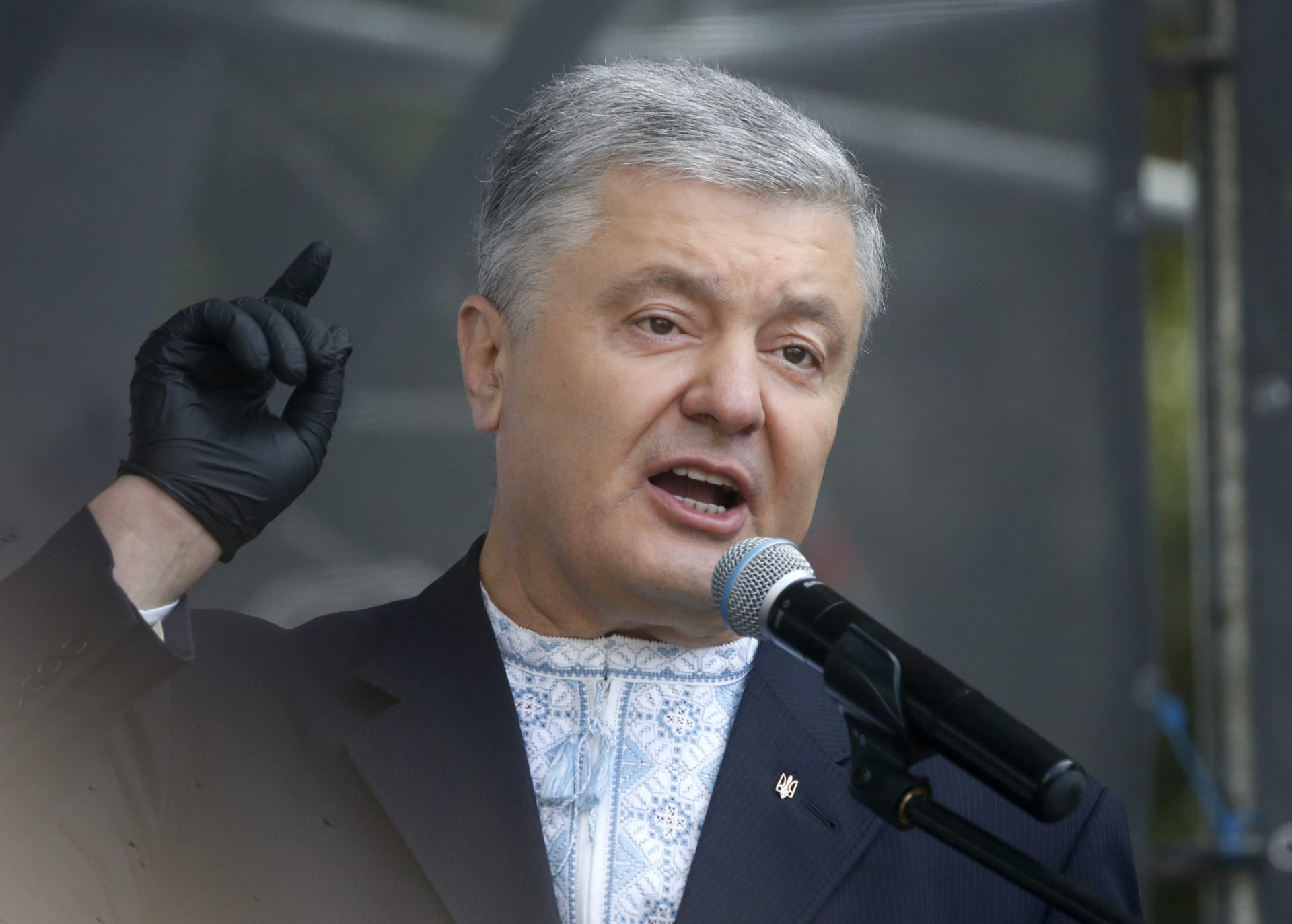 Kyjevský soud ve čtvrtek na žádost prokuratury nařídil zabavit veškerý majetek ukrajinského opozičního politika a bývalého prezidenta Petra Porošenka.