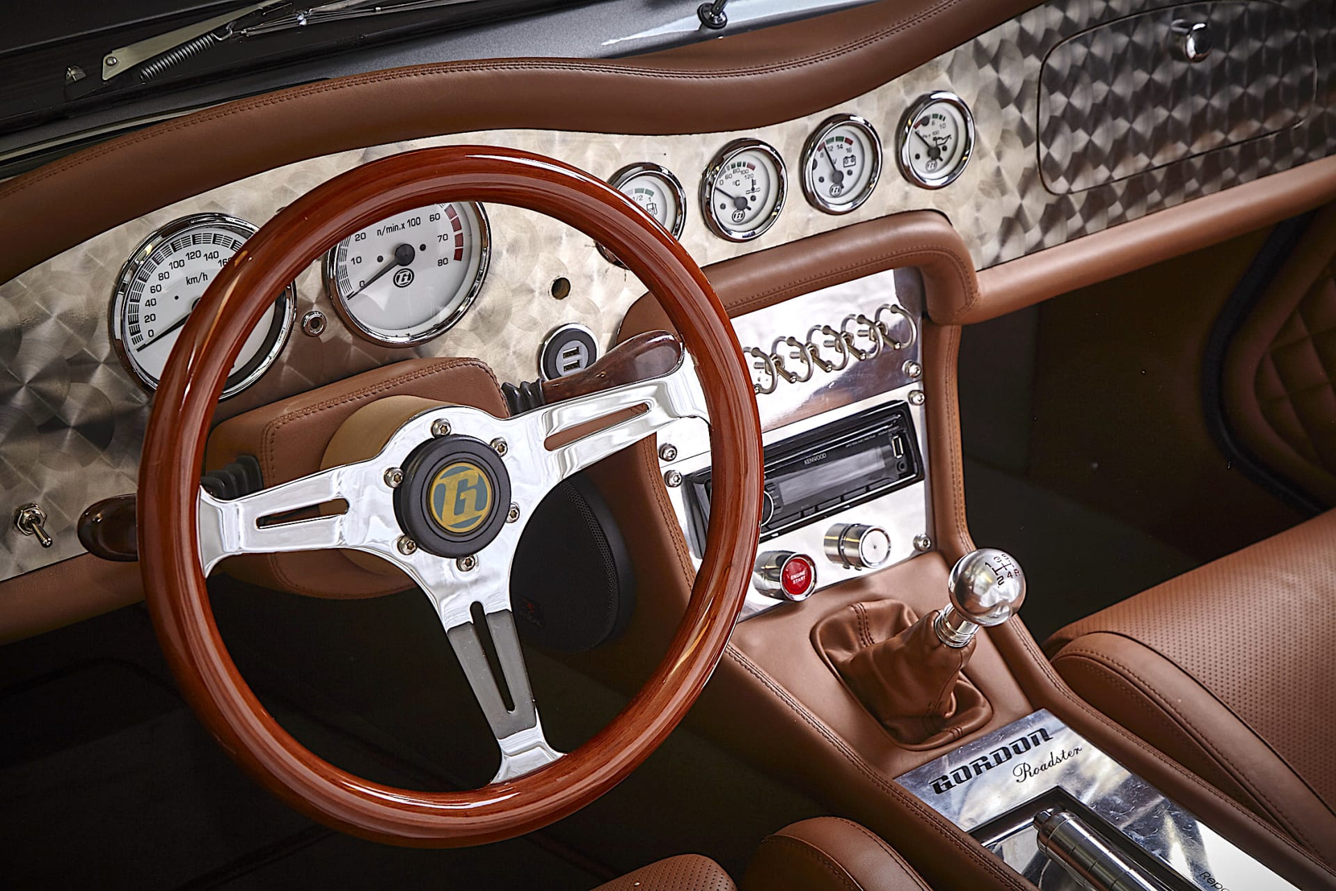Palubní deska a interiér vozu Gordon Roadster, jde o výrobní číslo IV z 19 vyrobených exemplářů. Materiál kroužkový nerez a kůže.