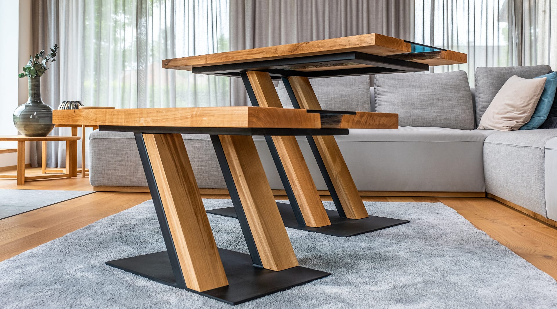 Dvojice dubových stolků v kombinaci dřevo, ocel, sklo.