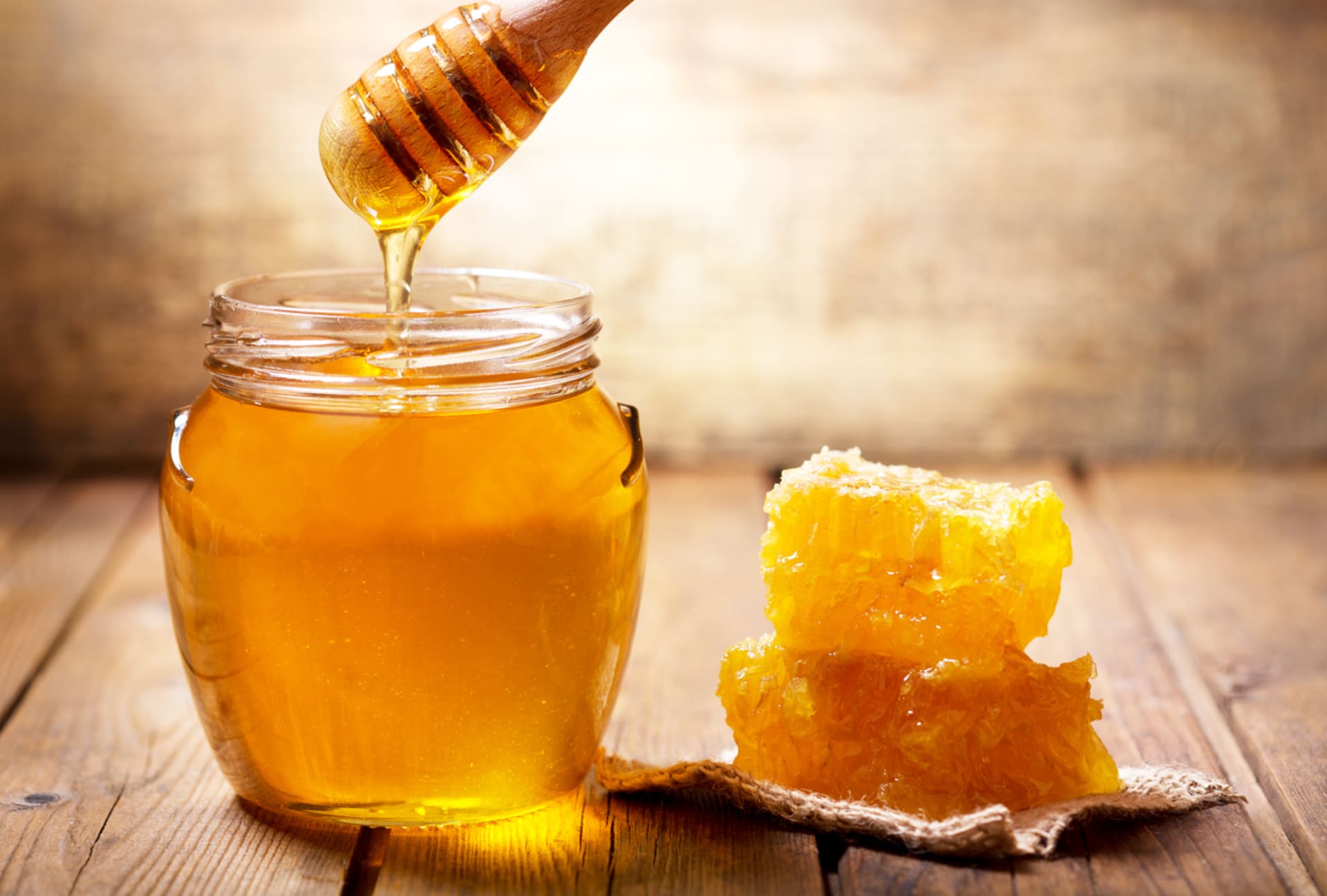 Včelí med se díky svým vlastnostem řadí mezi superpotraviny. V našem jídelníčku jsme se ho ale stále nenaučili používat dostatečně. 