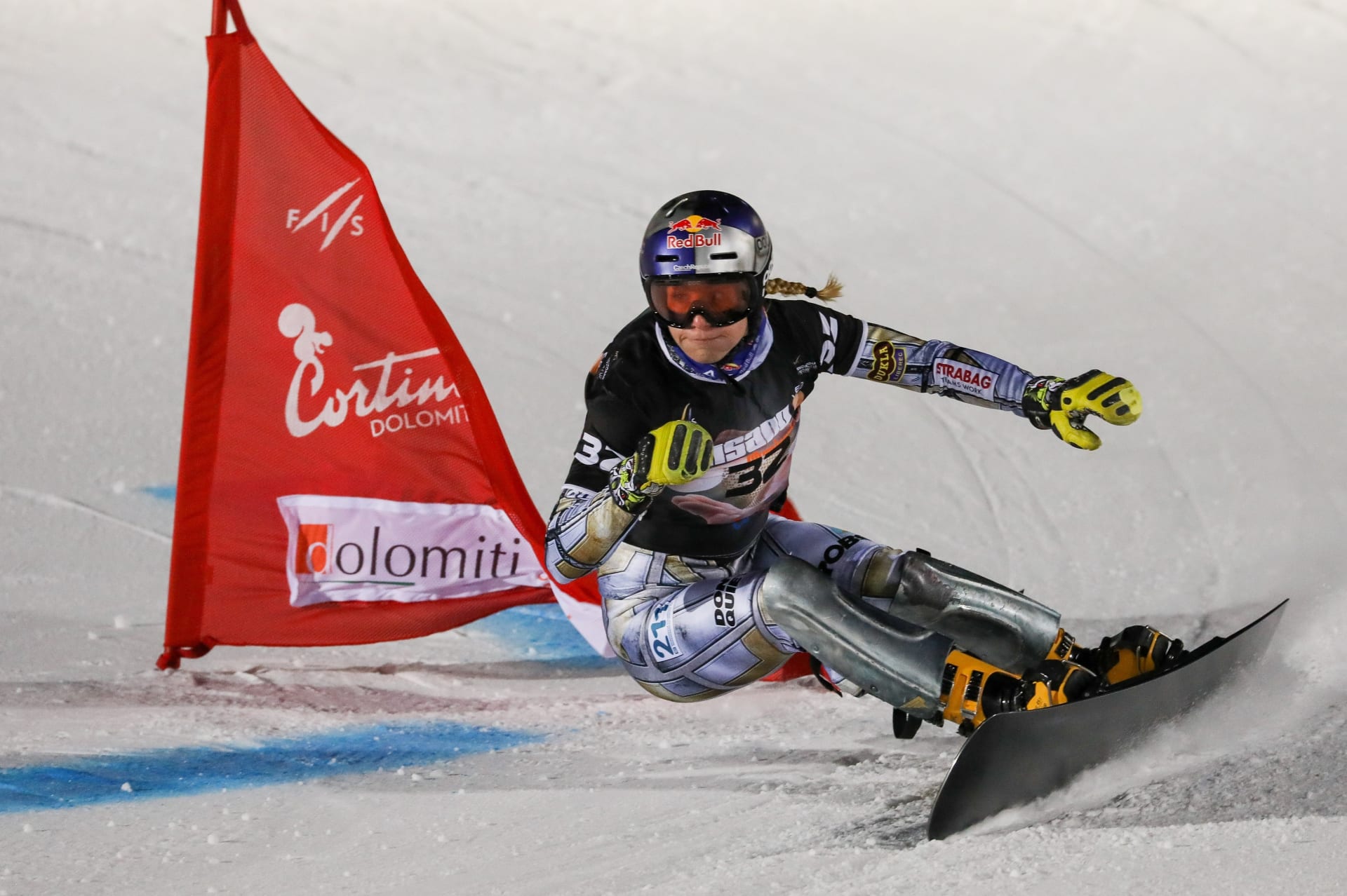 Ester Ledecká nadále závodí i na snowboardu.