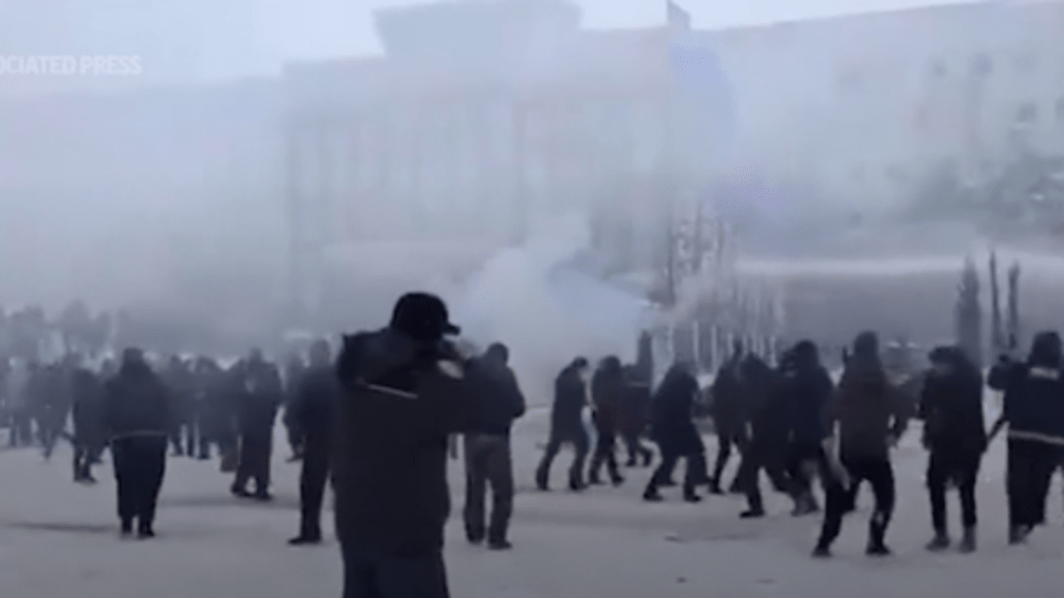 Armáda zasahuje v Kazachstánu proti demonstrantům