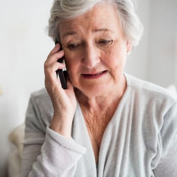 Starší žena s telefonem